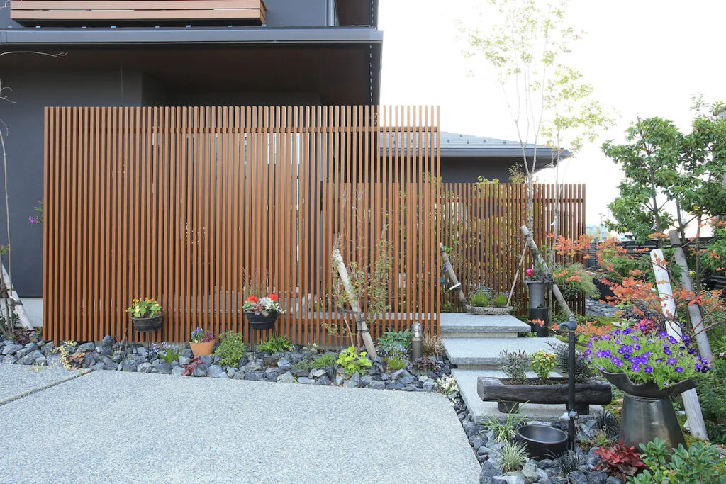 タカショーのアルミ材「エバーアートウッド」で素材の本物感を再現