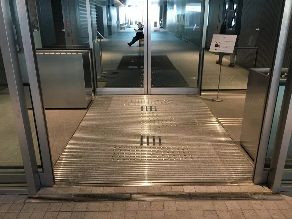 建物の入口にデザインと機能性を｜4タイプから選べるアルミ製