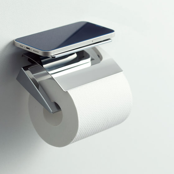 急増した トイレでスマホちょい置き の需要 デザインとコスパを追求した カワジュンの棚付きペーパーホルダー