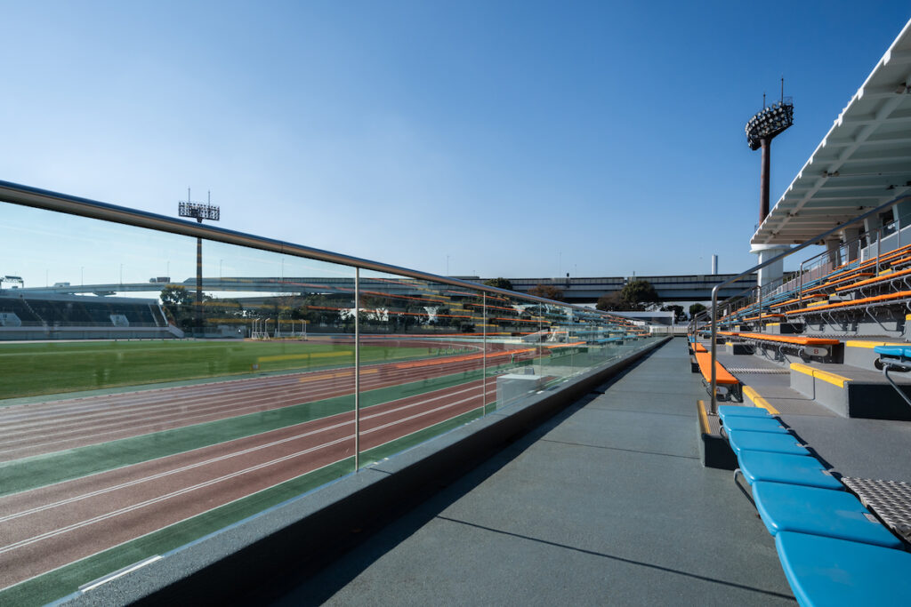 メンテナンス性の高さと確かな耐久性を実現 景観を引き立てるガラスフェンス スガツネ工業 Q Railing