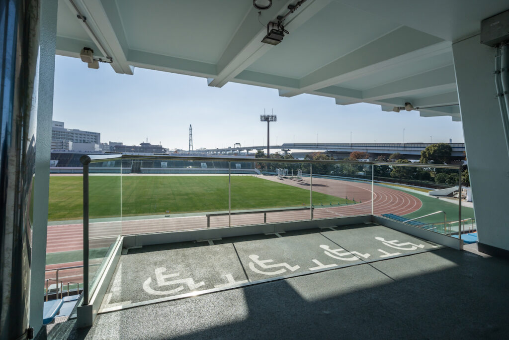 メンテナンス性の高さと確かな耐久性を実現 景観を引き立てるガラスフェンス スガツネ工業 Q Railing