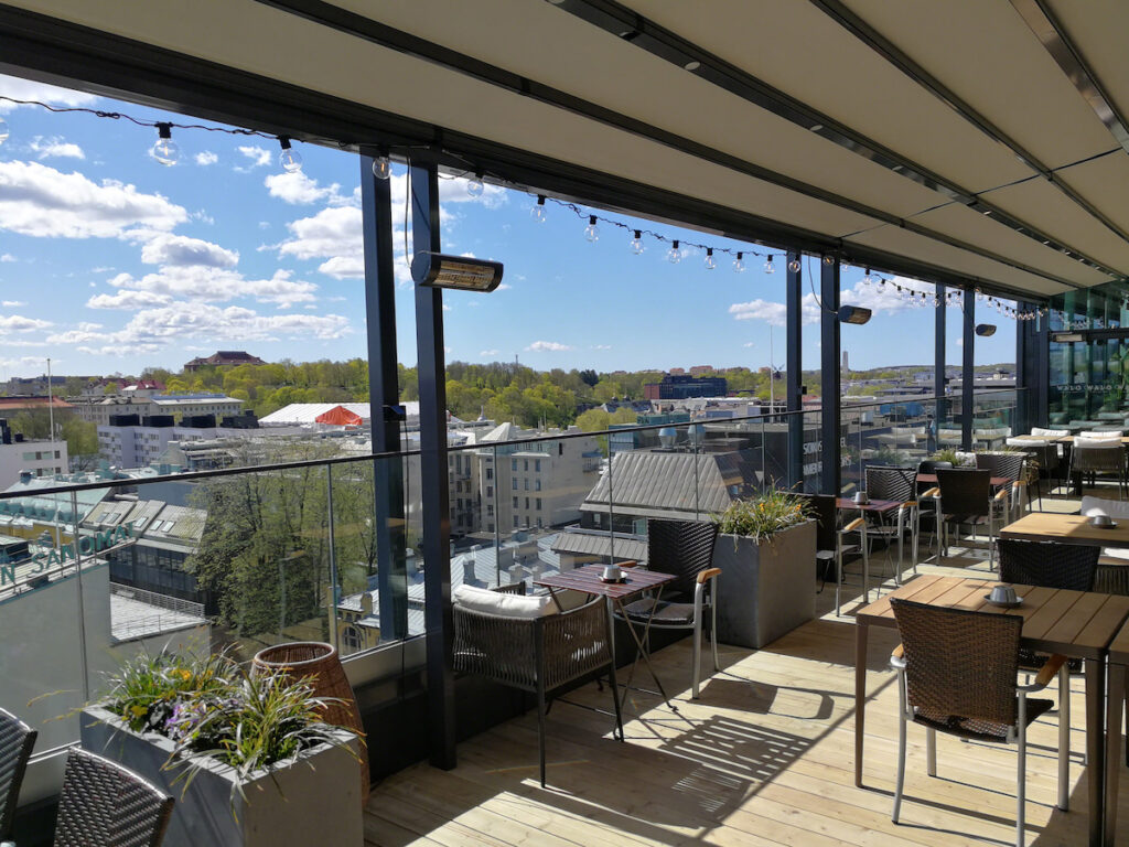 メンテナンス性の高さと確かな耐久性を実現 景観を引き立てるガラスフェンス スガツネ工業 Q Railing