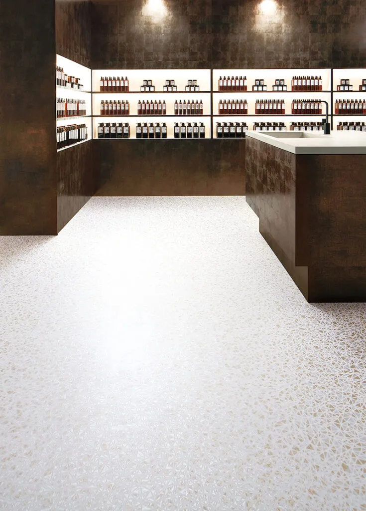 東リの長尺ビニル床シート「マチュアNW」で意匠性と機能性を両立