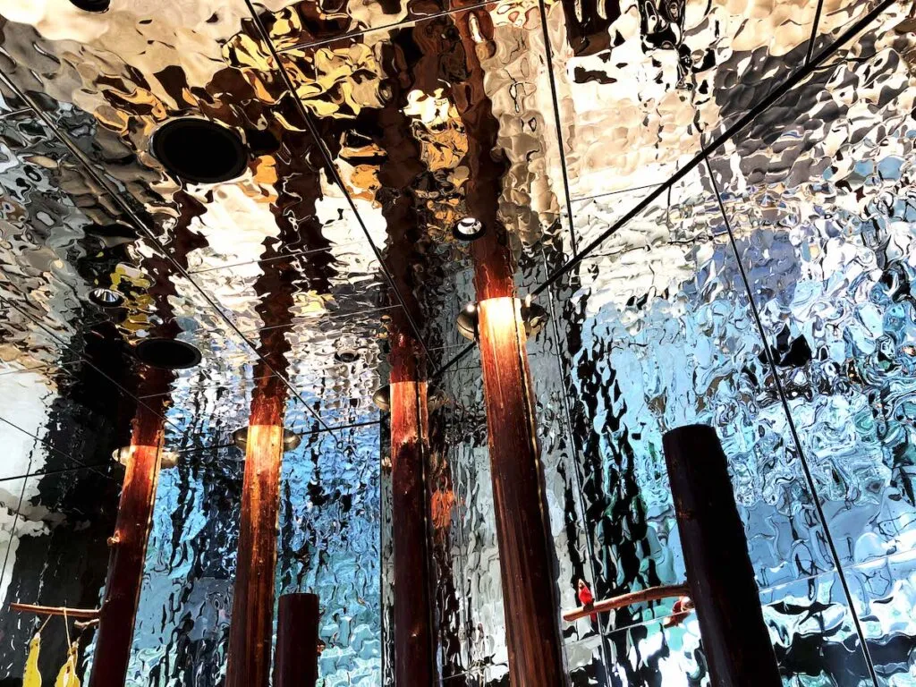 東洋ステンレス研磨工業の「ミステリアスステンレスミラー」で幻想的な