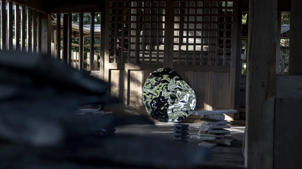 東洋ステンレス研磨工業の「ミステリアスステンレスミラー」で幻想的な