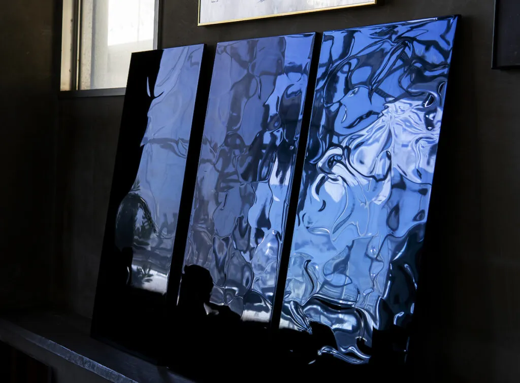 東洋ステンレス研磨工業の「ミステリアスステンレスミラー」で幻想的な