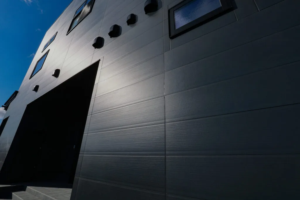 鶴弥の陶板壁材「スーパートライWall」。焼き物の風合いと耐久性を両立