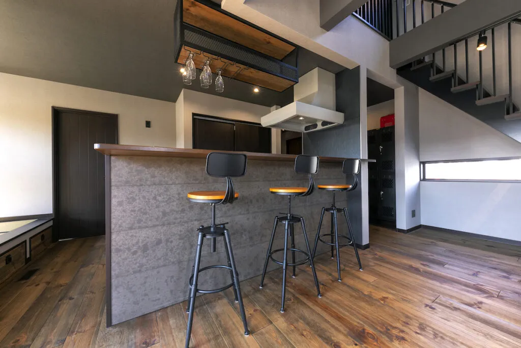 鶴弥の陶板壁材「スーパートライWall」。焼き物の風合いと耐久性を両立